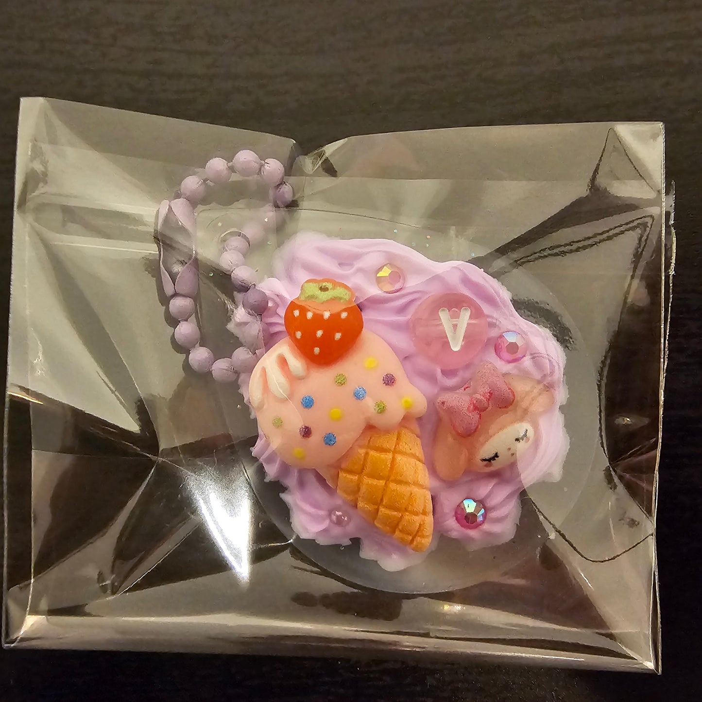 Initial V Decoden Keychain